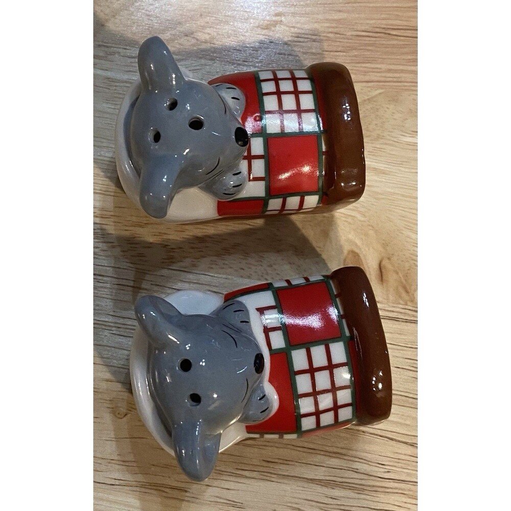 Cracker Barrel Mini Ceramic Christmas Mice in Bed Salt & Pepper Shaker Set SP022